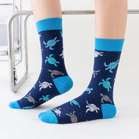 Vue latérale des Chaussette Tortue Marine Bleu, soulignant le talon et la pointe renforcés en bleu clair.