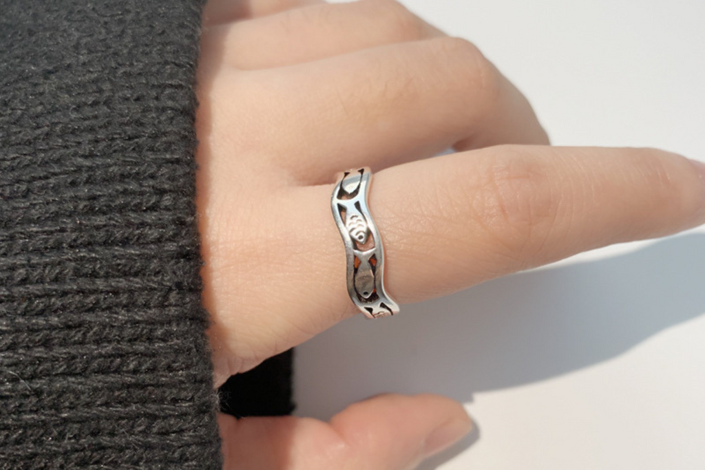 Comment Associer une Bague Poissons Gravés à votre Tenue Quotidienne ?