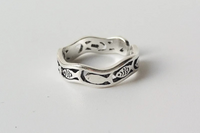 Bague Poissons Gravés : Un Bijou Chargé de Symboles