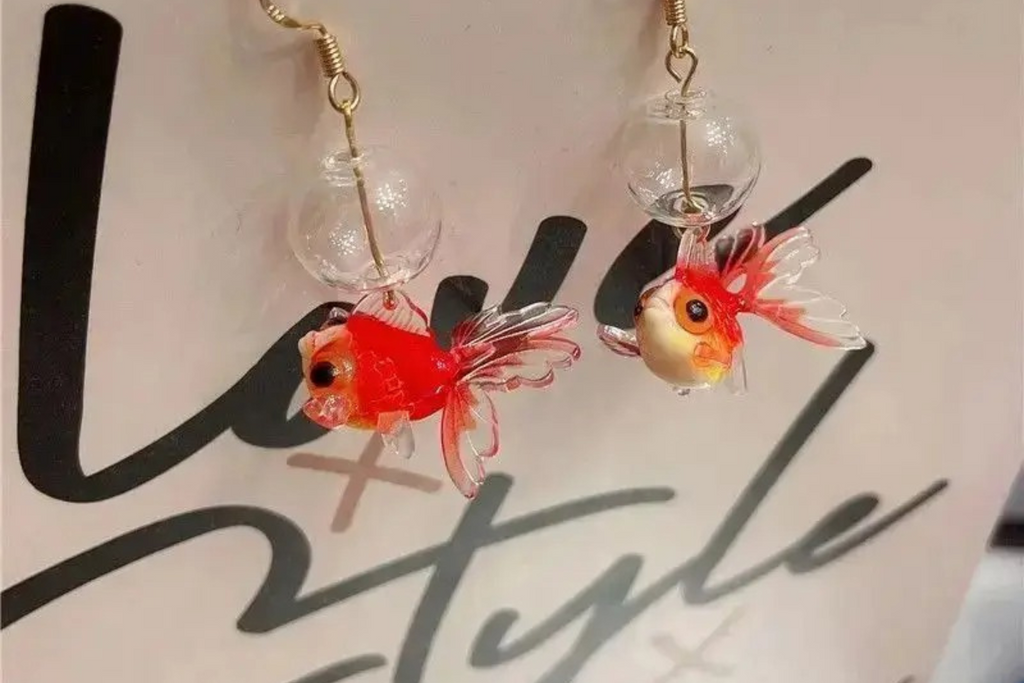 Comment Mettre en Valeur Vos Boucles d’Oreilles Poisson Rouge au Quotidien ?