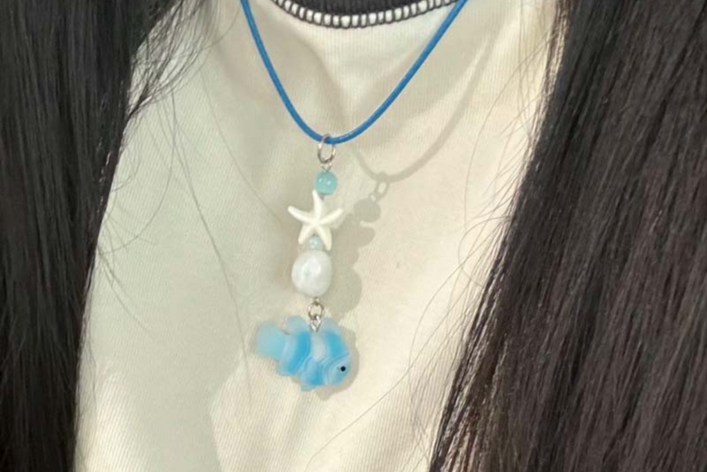 Comment Choisir un Collier Poisson Bleu pour Affirmer Son Style ?