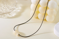 Comment Protéger et Nettoyer un Collier Poisson Blanc Nacré au Quotidien ?