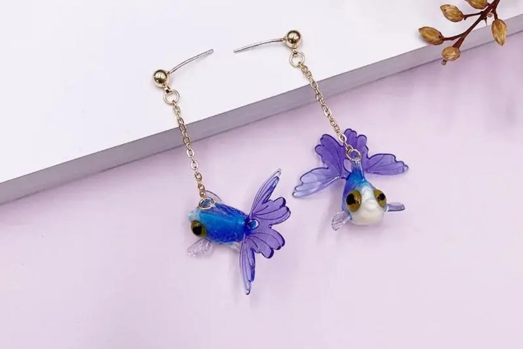 Quelles Boucles d’Oreilles Poisson pour Égayer un Look Discret ?