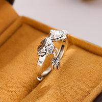 Bague Poisson Couleur Argent Ajustable, présentée dans un écrin, mettant en évidence la forme ouverte et le pendentif décoratif.