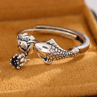 Gros plan sur la Bague Poisson Couleur Argent Ajustable, soulignant les détails des écailles et la finition vintage.