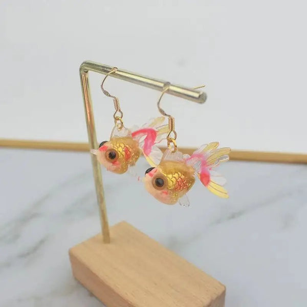 Boucles d’oreilles Poisson Doré Transparent à Finitions Roses