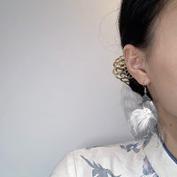 Boucles d’oreilles Poisson Goldfish Filigranées Argentées, portées à l’oreille, avec un design filigrané en forme de poisson