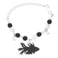 Bracelet Poisson Betta Noir avec Perles et Étoiles, orné de breloques lune et étoile, avec des perles noires et blanches.