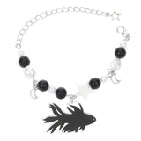 Bracelet Poisson Betta Noir avec Perles et Étoiles, orné de breloques lune et étoile, avec des perles noires et blanches.