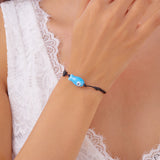 Bracelet Poisson Bleu Ajustable, porté au poignet, illustrant la couleur vive du poisson et le cordon réglable.