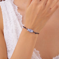 Bracelet Poisson Gris Ajustable, porté au poignet, illustrant la couleur subtile du poisson et le cordon réglable.
