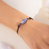 Gros plan sur le Bracelet Poisson Gris Ajustable, soulignant la teinte grisée et la finition minimaliste du pendentif.