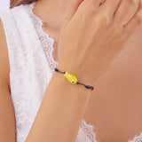Bracelet Poisson Jaune Ajustable, soulignant la touche colorée du pendentif poisson sur un cordon noir.