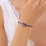 Bracelet Poisson Noir Ajustable porté au poignet, mettant en valeur le pendentif au design discret.