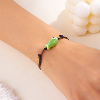 Bracelet Poisson Vert Ajustable, porté au poignet, mettant en avant le pendentif poisson en céramique