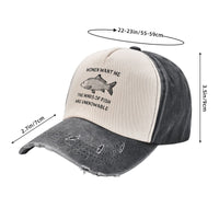 Casquette Poisson Carpe Vintage – Gris Foncé, vue de face avec effet usé et inscription humoristique, accompagnée des dimensions.