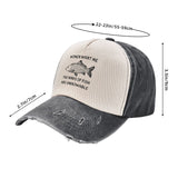 Casquette Poisson Carpe Vintage – Gris Foncé, vue de face avec effet usé et inscription humoristique, accompagnée des dimensions.