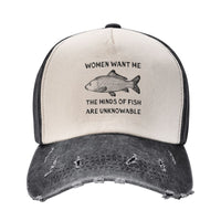 Vue de face de la Casquette Poisson Carpe Vintage – Gris Foncé, arborant l’inscription “Women Want Me, The Minds Of Fish Are Unknowable” au-dessus d’un motif de carpe. 