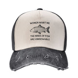 Vue de face de la Casquette Poisson Carpe Vintage – Gris Foncé, arborant l’inscription “Women Want Me, The Minds Of Fish Are Unknowable” au-dessus d’un motif de carpe. 