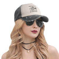 Femme portant la Casquette Poisson Carpe Vintage – Gris Foncé, soulignant la visière usée et l’inscription humoristique