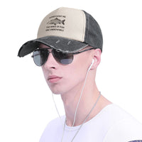 Homme portant la Casquette Poisson Carpe Vintage – Gris Foncé, mettant en avant le contraste de la calotte beige et la partie grise délavée