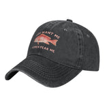 Vue légèrement inclinée de la Casquette Poisson Red Snapper – Noir Délavé, montrant le slogan "Fish Want Me, Women Fear Me"