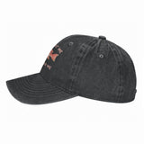 Vue de profil de la Casquette Poisson Red Snapper – Noir Délavé, soulignant la visière incurvée et l’inscription