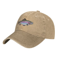 Vue légèrement inclinée de la Casquette Poisson Truite Arc-en-ciel – Beige Délavé, mettant en avant la truite multicolore sur le devant.