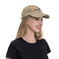 Femme portant la Casquette Poisson Truite Arc-en-ciel – Beige Délavé, mettant en avant le patch de truite colorée