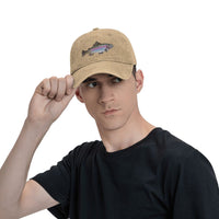 Homme portant la Casquette Poisson Truite Arc-en-ciel – Beige Délavé, soulignant la visière incurvée.