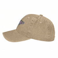 Vue de profil de la Casquette Poisson Truite Arc-en-ciel – Beige Délavé, montrant la visière incurvée et le patch poisson coloré