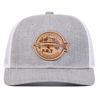 Vue de face de la Casquette Poisson Truite Hyner Mountain – Gris chiné et Blanc, arborant un patch poisson sur le devant