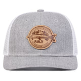 Vue de face de la Casquette Poisson Truite Hyner Mountain – Gris chiné et Blanc, arborant un patch poisson sur le devant