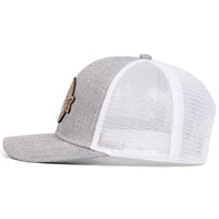 Vue de profil de la Casquette Poisson Truite Hyner Mountain – Gris chiné et Blanc, mettant en évidence la maille blanche à l’arrière