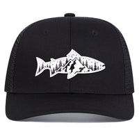 Vue de face de la Casquette Poisson Truite Montagne – Noir, arborant un patch poisson blanc illustré de motifs de montagne