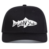 Vue de face de la Casquette Poisson Truite Montagne – Noir, arborant un patch poisson blanc illustré de motifs de montagne