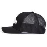 Vue de profil de la Casquette Poisson Truite Montagne – Noir, mettant en avant la maille noire sur l’arrière