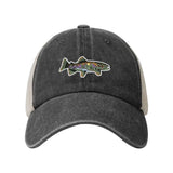 Vue de face de la Casquette Poisson Truite Mouchetée – Gris Anthracite et Beige, arborant un patch de truite multicolore sur le devant