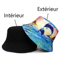 Chapeau Bob Motif Dauphins réversible, avec un côté intérieur noir et un extérieur imprimé de dauphins sautant dans un paysage marin coloré