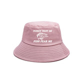 Chapeau Poisson Largemouth Bass “Women Want Me Fish Fear Me” – Rose et Blanc