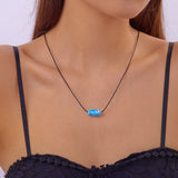 Collier Poisson Bleu sur Cordon Ajustable, porté autour du cou, mettant en valeur le pendentif poisson de couleur vive.