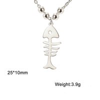 Collier Poisson Squelette Argenté à Billes présenté sur fond blanc, avec indications de dimensions (25×10 mm) et poids (3,9 g)