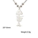 Collier Poisson Squelette Argenté à Billes présenté sur fond blanc, avec indications de dimensions (25×10 mm) et poids (3,9 g)