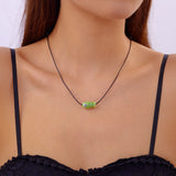Collier Poisson Vert sur Cordon Ajustable, porté autour du cou, mettant en évidence le pendentif poisson de couleur verte.