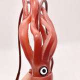 Gros plan sur les tentacules de la Figurine Calamar Rouge, soulignant ses ventouses et ses détails réalistes.