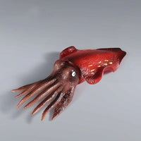 Figurine Calmar Rouge Tentacules vue de profil, mettant en valeur sa couleur intense et ses bras détaillés. 