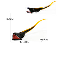 Figurine Poisson Aiguillat Noir mesurant environ 15,6 cm de long, 4 cm de large et 5 cm de haut, présentant un corps noir prolongé par une longue queue jaune.
