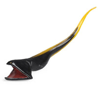 Vue de profil de la Figurine Poisson Aiguillat Noir, mettant en évidence sa large bouche ouverte et ses couleurs contrastées noir et jaune.

