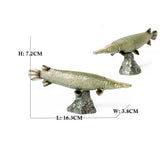 Figurine Poisson Alligator Gar en résine, avec un aspect vert métallique et un long museau, présentée sur un socle rocheux.

