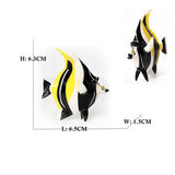 Figurine Poisson Ange Noir et Jaune mesurant environ 6,5 cm de long, 1,5 cm de large et 6,3 cm de haut, avec ses rayures noires, blanches et jaunes.
